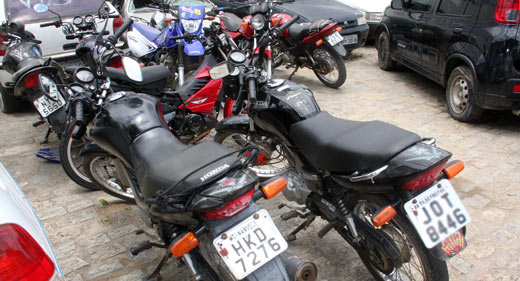 Assaltante abandona arma e moto roubada durante perseguição