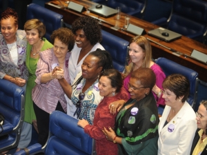 Senado aprova PEC que amplia direito dos empregados domésticos.