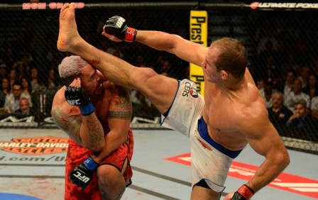 Junior Cigano surpreende com chute rodado e nocauteia Mark Hunt