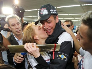 Corintianos que ficaram cem dias presos na Bolívia chegam ao Brasil