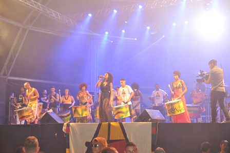 O Samba-reggae do Afrozumba agitou a segunda noite de festa da virada em Mucuri