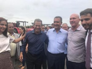 Prefeito de Mucuri traz máquinas e caminhões para fortalecer a agricultura familiar da região