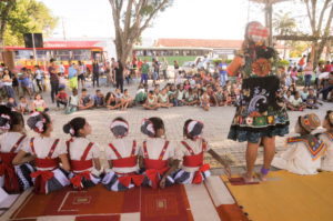 Mucuri comemora sucesso de público que visitou a Incrível Máquina de Livros