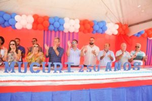 Entrega de medalhas marca primeira noite de aniversário de Mucuri