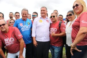 Prefeito homenageia Rui Costa com medalha e solicita melhorias para Mucuri