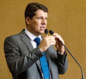 Projeto de Zé Cocá concede Comenda 2 de Julho a Cacá Leão