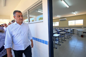 Em Jacaraci, Rui inaugura escola e anuncia recuperação de rodovia