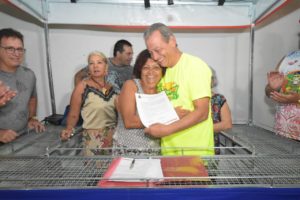 Prefeitura de Mucuri entrega barracas a artesãos locais