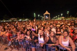 Mais de 50 mil pessoas lotaram a área de eventos no domingo de folia em Mucuri