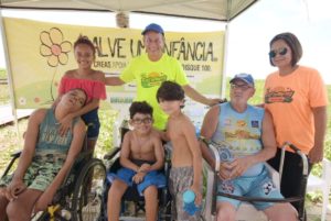 Prefeitura de Mucuri inaugura passarela de acessibilidade e entrega cadeira anfíbia