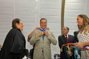 Governador é homenageado com Comenda da Cidadania no TRE