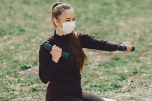Uso da máscara durante atividades físicas é obrigatório e não prejudica a saúde