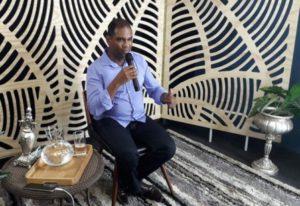 Mesmo com bloqueio de R$ 2 milhões, Robertinho cumpre promessa e paga salários de janeiro dentro do mês