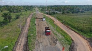 Obras na pista estão corrigindo depressões na Rodovia BA-698 em Mucuri