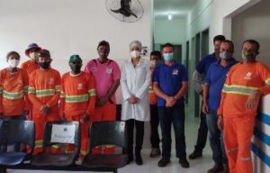 Prefeitura começa a vacinar garis e catadores de recicláveis contra a Covid-19 em Mucuri