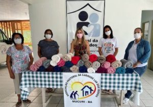 Lar dos Idosos recebe doação de mantas e a visita da primeira-dama de Mucuri