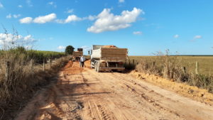 Prefeituras de Mucuri e Pedro Canário investem no trabalho cooperado para recuperar estradas rurais do Picadão da Bahia