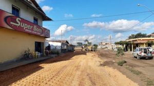 Prefeitura de Mucuri aterra ruas para elevar o nível das vias do bairro Cidade Nova-II em Itabatã