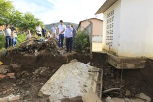 Governador entrega ambulâncias e visita áreas afetadas pela chuva em Jequié
