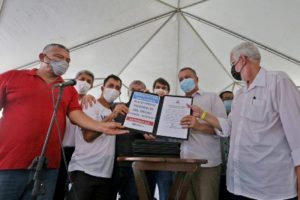 Rui entrega kits com utensílios domésticos para famílias atingidas por chuvas e anuncia obras em Vereda