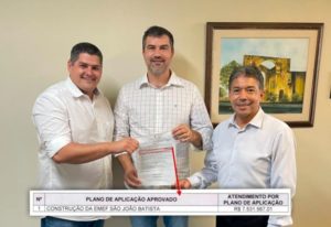 Ao lado de Freitas e Xambinho, prefeito Bruno Araújo assina convênio de R$ 7,5 milhões para construção de escola em  Pedro Canário