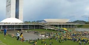 Bolsonaristas radicais invadem o Congresso, STF e o Planalto