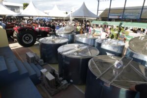 Jerônimo participa da 3ª Expo Belo Campo e entrega equipamentos para produtores