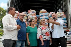 Bahia Sem Fome: governador participa da primeira entrega de alimentos em Salvador; ação foi realizada simultaneamente em outros cinco locais