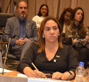 Em viagem a Brasília, Roberta Santana assegura dois aceleradores lineares para reforçar a assistência oncológica na Bahia