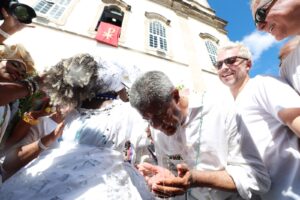 “A gente vem pela atitude de fé”, declara o governador após seis horas de caminhada até a Igreja do Bonfim