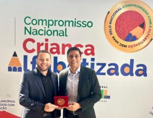 Prefeito Kleilson Rezende recebe prêmio em Brasília