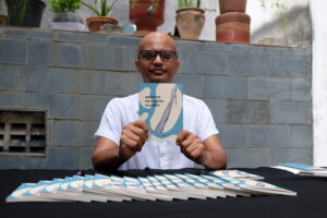 A POESIA PEGA A ESTRADA ALEX SIMÕES LEVA POEFORMANCE, LIVRO E OFICINA PARA TRÊS TERRITÓRIOS DA BAHIA EM OUTUBRO