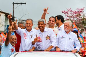 Em Itamaraju, Rui comemora aumento da permanência de estudantes na escola graças ao Pé-de-Meia e ao Bolsa Presença
